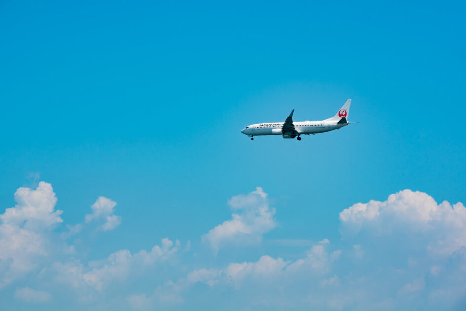 飛行機と雲