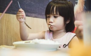 フィリピン料理を食べる女の子