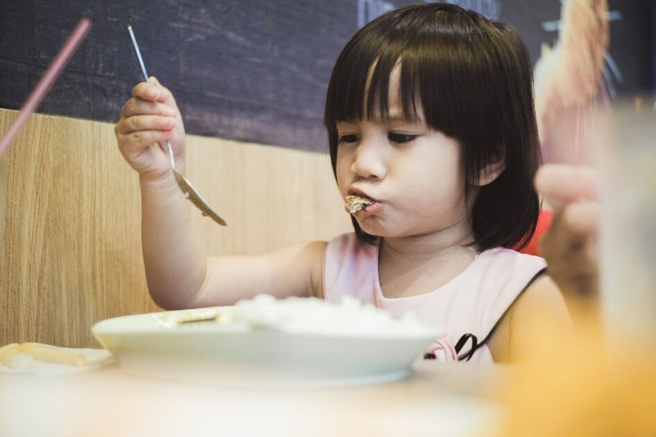 フィリピン料理を食べる女の子