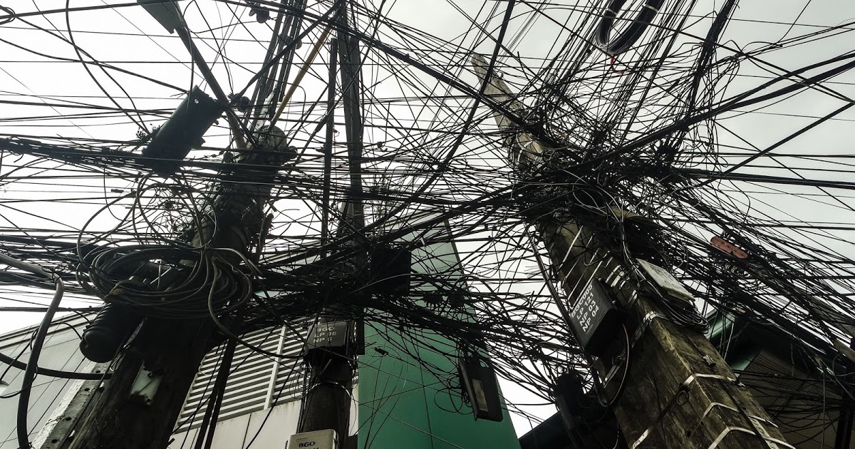 フィリピンの電柱柱と電線がカオス