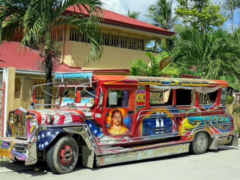 フィリピンの派手な装飾を施した乗り合いバス「ジプニー」