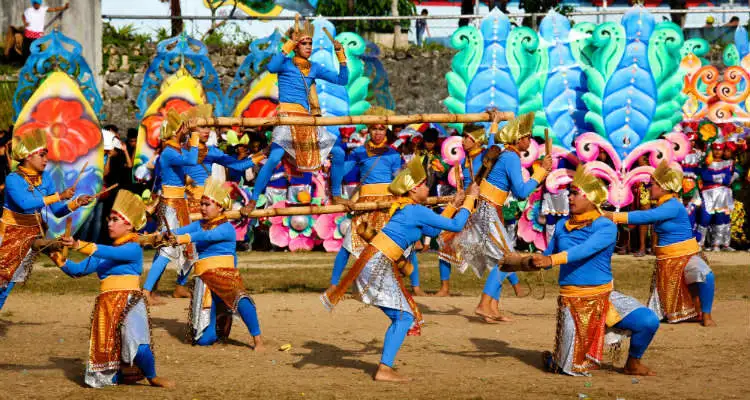 フィリピンサンドゥゴ祭りのストリートダンス