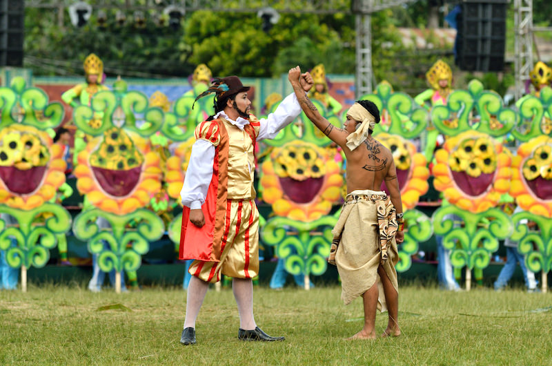 フィリピンのサンドゥゴ祭りの「血の盟約」の再現シーン