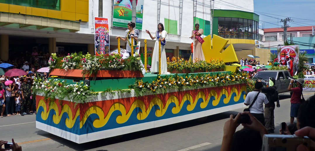 フィリピンサンドゥゴ祭りのパレードと美人コンテスト